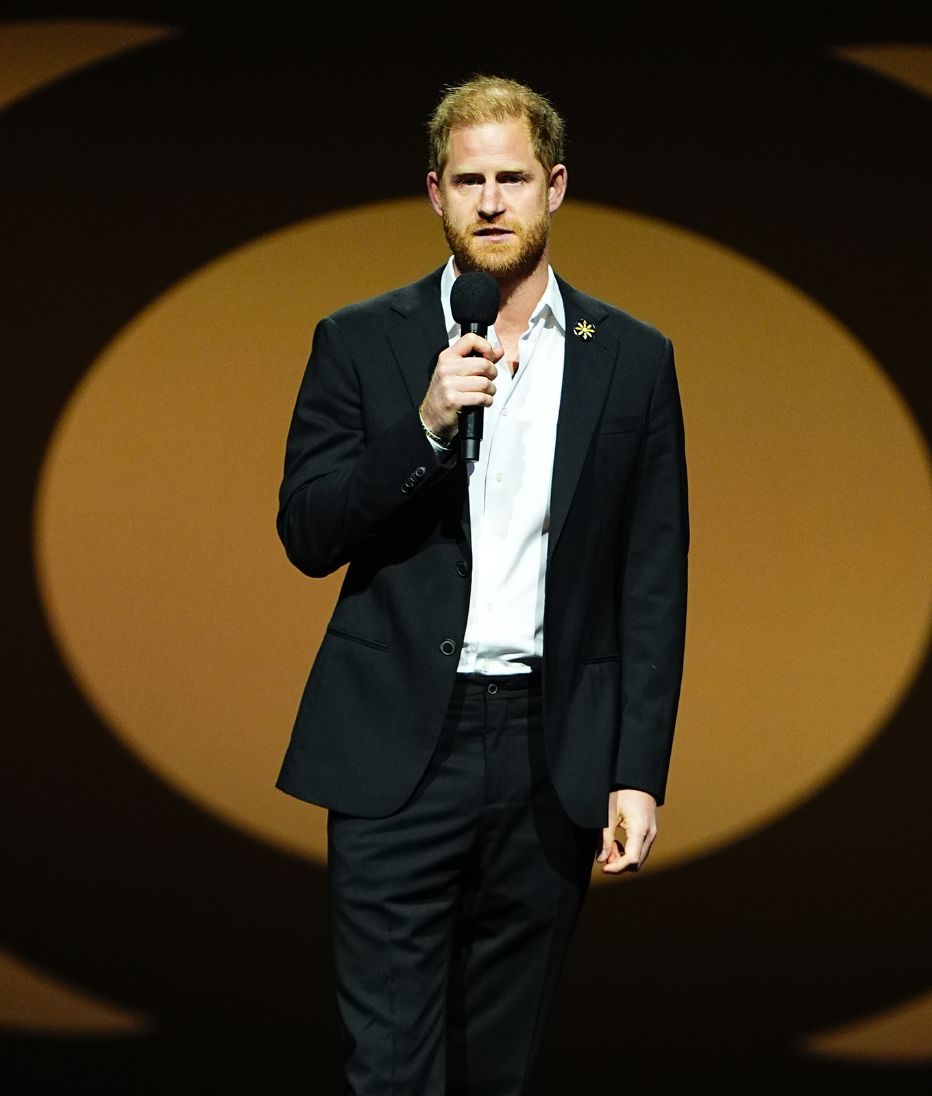 prince harry standing alone invictus games